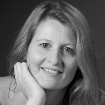 Dokter Vander Eeckt studeerde af als Uroloog in 2011.
Na haar specialisatie heeft ze een jaar als resident gewerkt in het UZ Gasthuisberg waarbij ze zich bekwaamde in de oncologische urologische heelkunde, reconstructieve urethrachirurgie en radiofrequentie ablatie van niertumoren.
Na het starten als staflid in Dendermonde in 2013 heeft ze gedurende 2 jaar nog één dag als consulent gewerkt in het UZ Gasthuisberg waar ze zich verder bekwaamde in gedeeltelijke en volledige wegname van niertumoren, en verwijderen van de blaas met aanleggen van een stoma of nieuwe blaas. Gedurende de eerste jaren heeft zich verder gespecialiseerd in de robotische heelkunde voor het behandelen van urologische kwaadaardigheden.
Dr Vander Eeckt is samen met Dr Tine Faes (gynaecologe) sinds 2016 ook verantwoordelijk voor de multidisciplinaire bekkenbodemraadpleging.