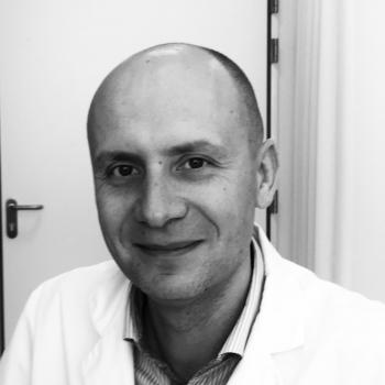 Dokter Dieter Ost behaalde zijn erkenning als uroloog in 2007.
Sinds 2008 werkt hij als specialist urologie in AZ Sint-Blasius.
Met specifieke interesse in functionele en neuro-urologie bleef hij als consulent verbonden aan het UZ Gasthuisberg tot 2010 .
In 2009 stond hij samen met Dr K. Maes mee aan de wieg van de robotchirurgie in AZ Sint Blasius, wat intussen uitgroeide tot een van de grootste urologische robotcentra van Vlaanderen. Over de jaren leidde hij ook verschillende collega's uit andere ziekenhuizen op in urologische robotchirurgie.
Sinds 2015 is hij medisch diensthoofd urologie en lid van de medische raad. Vanaf 2017 is hij secretaris daarvan.
Hij heeft naast een brede algemene urologische interesse (endoscopie, steenpathologie, infectieuze problemen, kinderurologie) een specifieke expertise in de minimaal invasieve behandeling van goed- en kwaardaardige prostaataandoeningen (robotchirurgie), mannelijke incontinentieproblemen, neuromodulatie en prothesechirurgie.
Naast de raadplegingen in AZ Sint Blasius in Dendermonde en Zele, doet hij op maandag/ woensdagavond raadpleging in privé- praktijk te Dendermonde.
Afspraak maken kan via www.urologie-dendermonde.be