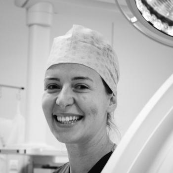 Dokter assistent Schillebeeckx is afgestudeerd als arts en vervolledigt haar opleiding tot uroloog. Ze werkt onder supervisie van de vaste stafleden Dokters Vanden Branden, Ost, Vander Eeckt en Deconinck. Dr Vander Eeckt is haar verantwoordelijke stagemeester.