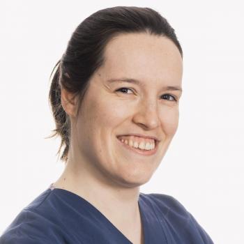 Sinds 1 oktober 2022 verwelkomen wij dr. Marie-Hélène Vinckier in het urologische team van az Sint-Blasius. Zij behaalde haar master diploma geneeskunde in 2019 aan de KU Leuven en zal gedurende 1 jaar haar opleiding verder volgen in Dendermonde.
Momenteel legt zij haar 4e specialisatiejaar af. Zij zal zowel werkzaam zijn op de raadpleging, in de operatiezaal als op de zaalafdeling urologie van ons ziekenhuis.